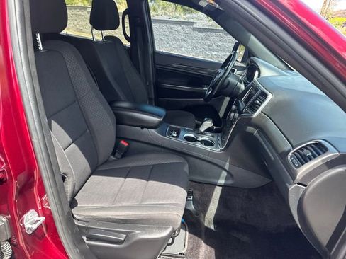Used 2018 Jeep Grand Cherokee Laredo RWD image 18