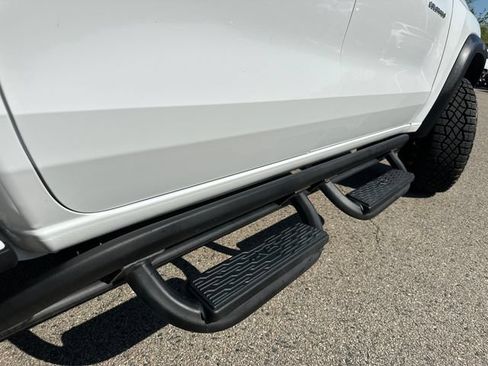 Used 2025 Chevrolet Colorado ZR2 w/ Technology Package AWD/4WD image 13