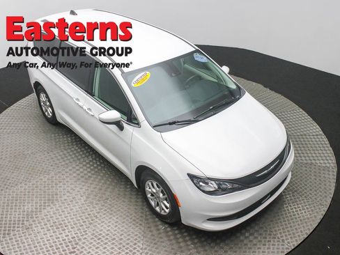 Used 2023 Chrysler Voyager LX image 3