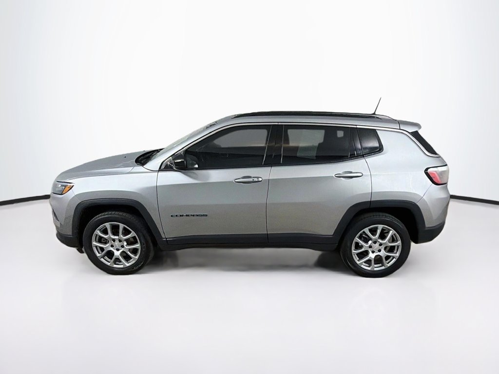 Used 2022 Jeep Compass Latitude w/ Sun and Sound Group AWD/4WD image 8