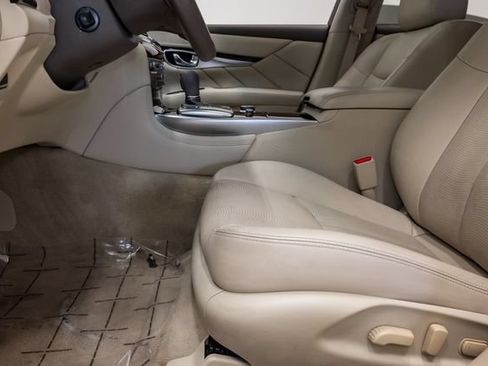 Used 2016 INFINITI Q70 3.7 AWD/4WD image 10