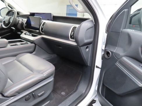 Used 2025 Ford Expedition Active image 37