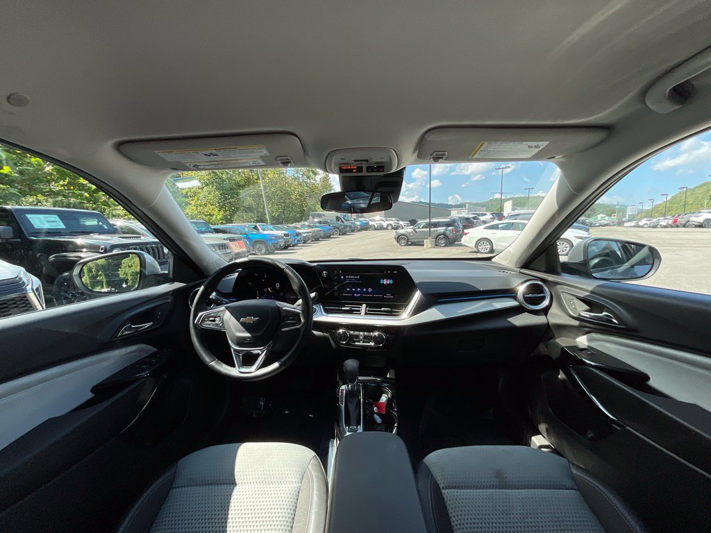 Used 2025 Chevrolet Trax LT w/ LT Convenience Package FWD image 15