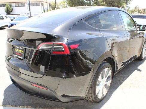 Used 2024 Tesla Model Y Long Range AWD/4WD image 36