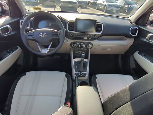 Used 2025 Hyundai Venue SEL image 20