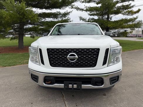 Used 2019 Nissan Titan SV w/ SV Convenience Package AWD/4WD image 2