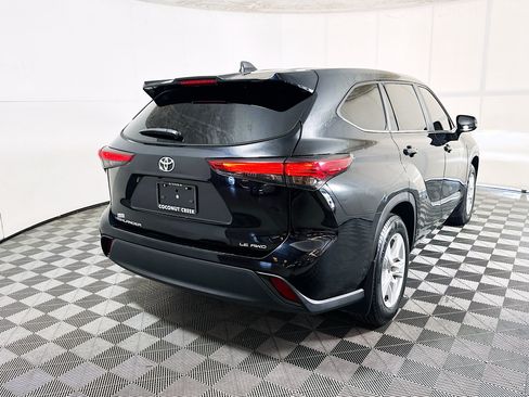 Used 2023 Toyota Highlander LE AWD/4WD image 3