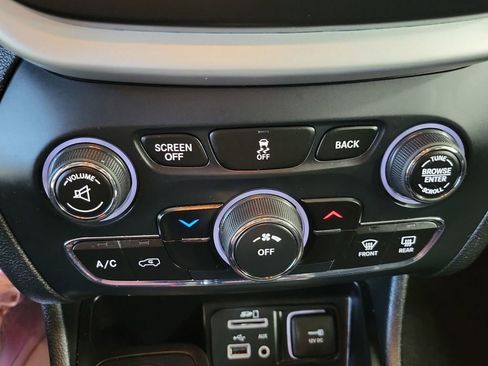 Used 2018 Jeep Cherokee Latitude Plus image 66