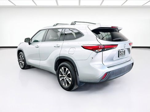 Used 2022 Toyota Highlander XLE FWD image 6