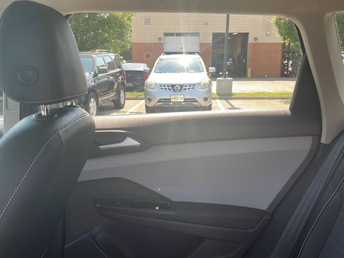 Certified 2022 Volkswagen Taos SE FWD image 12