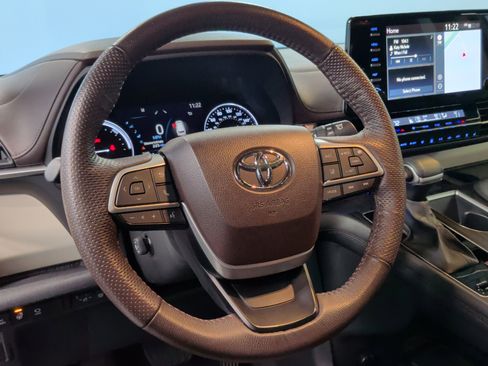 Used 2023 Toyota Sienna Platinum image 18