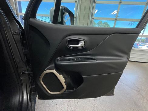 Used 2016 Jeep Renegade Limited FWD image 26
