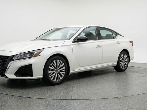 Used 2025 Nissan Altima 2.5 SV image 3