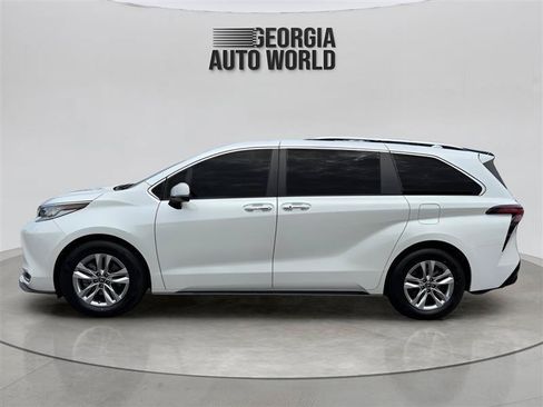 Used 2022 Toyota Sienna Limited FWD image 11