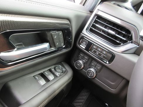 New 2026 GMC Yukon Elevation w/ Technology Package AWD/4WD image 16