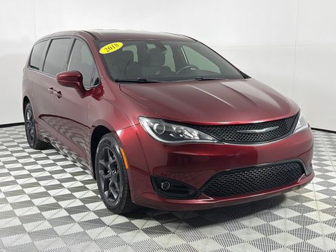 Used 2018 Chrysler Pacifica Touring Plus w/ S Appearance Package FWD image 3