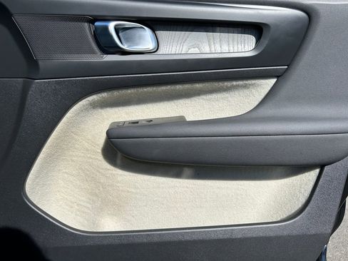 Used 2023 Volvo XC40 B5 Plus image 26