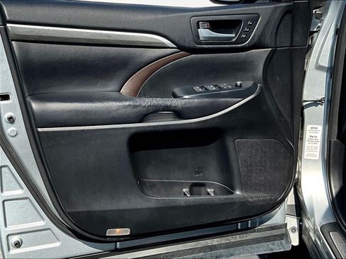 Used 2017 Toyota Highlander Limited Platinum FWD image 20