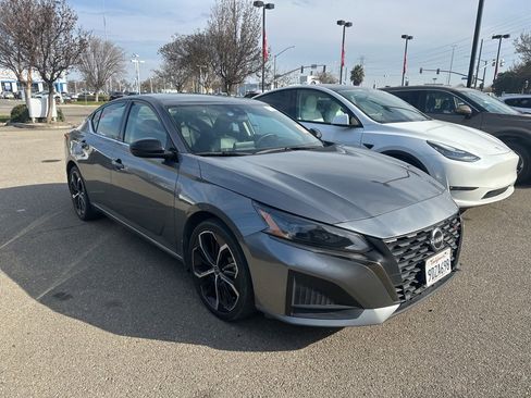 Used 2023 Nissan Altima 2.5 SR image 1