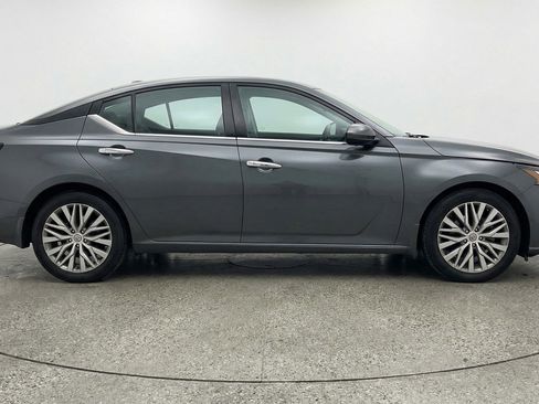 Used 2025 Nissan Altima 2.5 SV image 11