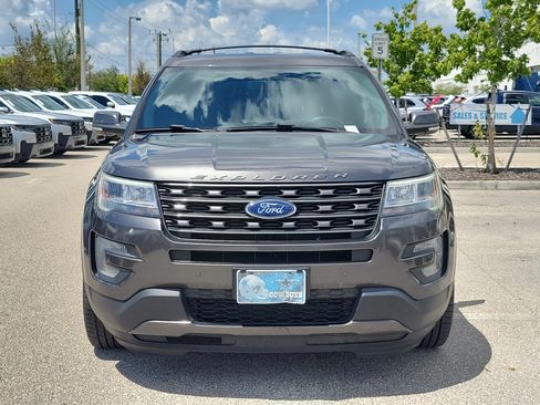 Used 2017 Ford Explorer XLT w/ Equipment Group 202A FWD image 2