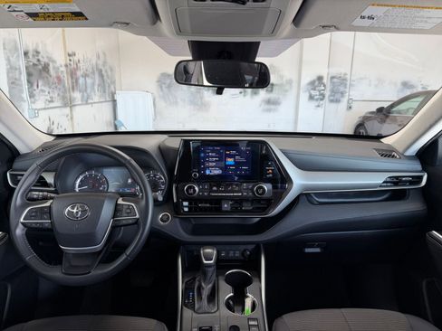 Used 2025 Toyota Highlander LE image 34