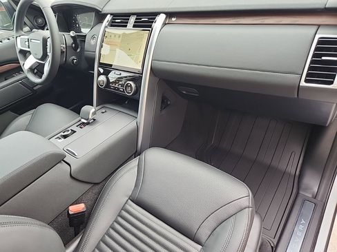 Certified 2024 Land Rover Discovery S image 29