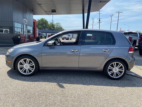 Used 2011 Volkswagen Golf 4-Door FWD image 2