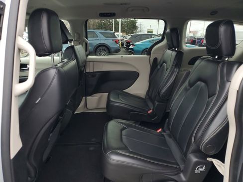 Used 2023 Chrysler Pacifica Touring-L FWD image 28