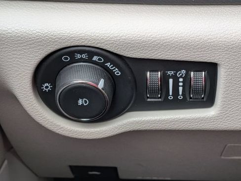 Used 2024 Chrysler Pacifica Touring-L FWD image 18
