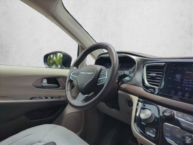 Used 2018 Chrysler Pacifica Touring-L w/ Advanced Safetytec Group FWD image 25