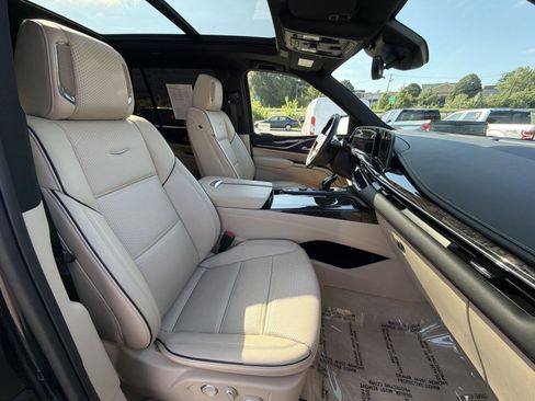 Used 2023 Cadillac Escalade Premium Luxury w/ Performance Package AWD/4WD image 28