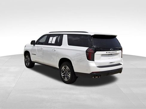 Used 2025 Chevrolet Suburban Z71 AWD/4WD image 3