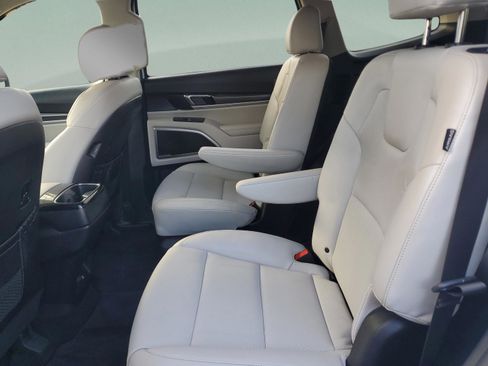 Used 2023 Kia Telluride S image 9