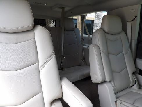 Used 2017 Cadillac Escalade ESV Luxury image 35