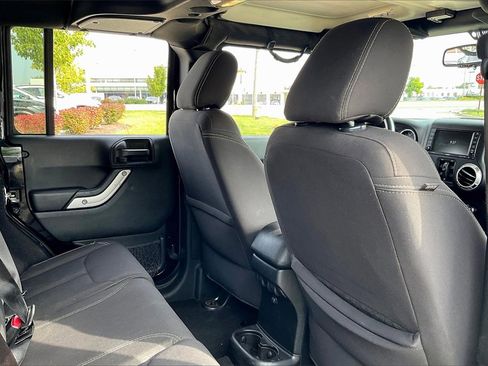 Used 2017 Jeep Wrangler Unlimited Sahara image 28