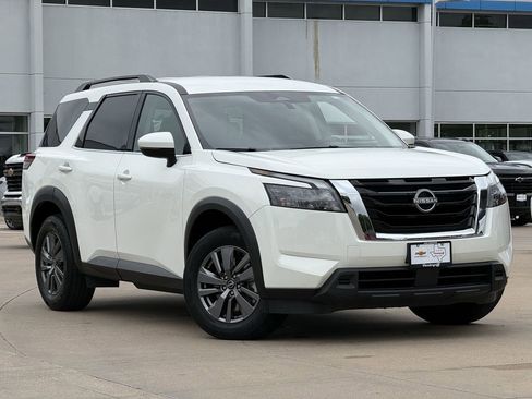 Used 2025 Nissan Pathfinder SV image 2
