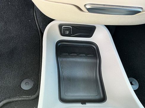 Used 2024 Chrysler Pacifica Touring-L FWD image 22