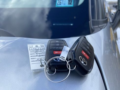 Used 2024 Toyota Highlander LE image 34