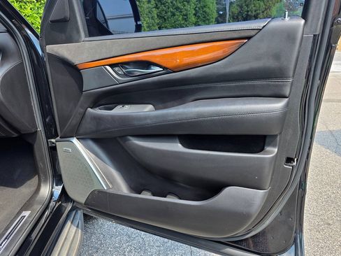 Used 2018 Cadillac Escalade Luxury AWD/4WD image 38