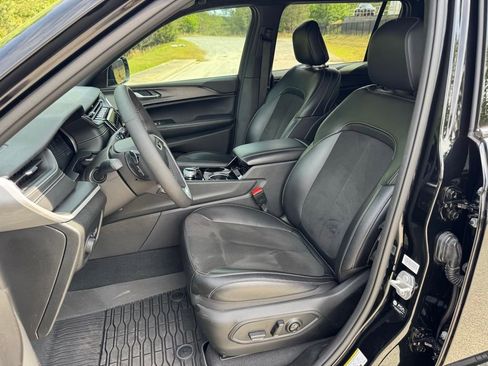 Used 2023 Jeep Grand Cherokee L Laredo RWD image 21