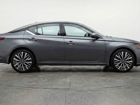 Used 2025 Nissan Altima 2.5 SV image 11