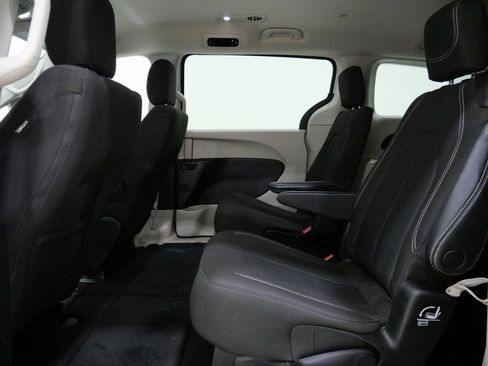 Used 2022 Chrysler Voyager LX image 22