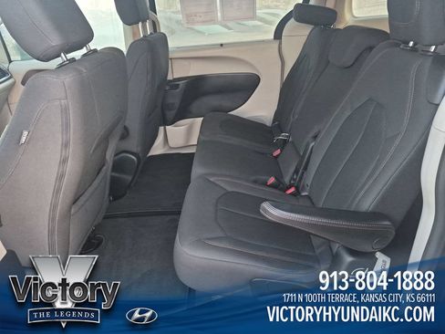 Used 2019 Chrysler Pacifica Touring Plus w/ Tire & Wheel Group FWD image 24