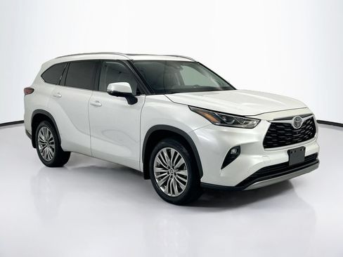 Used 2023 Toyota Highlander Platinum FWD image 3