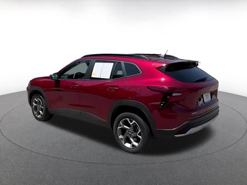 Used 2025 Chevrolet Trax LT FWD image 7