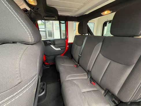 Used 2014 Jeep Wrangler Unlimited Sahara w/ Dual Top Group AWD/4WD image 26