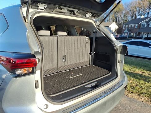 Used 2022 Toyota Highlander L image 25