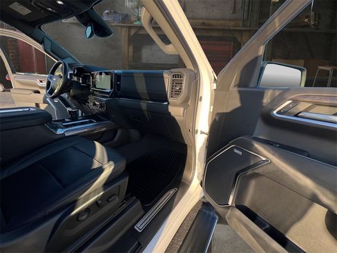 Used 2022 Chevrolet Silverado 1500 LTZ image 17