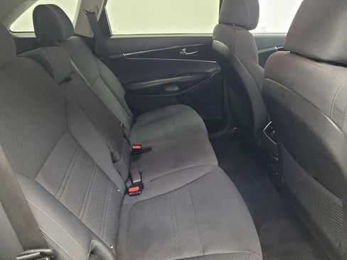 Used 2017 Kia Sorento LX w/ LX Convenience Package image 19